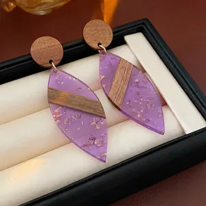 Boucles d'oreilles feuille lilas en résine avec feuille d'or et détails en bois