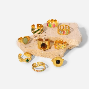 Dettaglio di anelli vintage placcati in oro 18k con pietre naturali e smalto su pietra