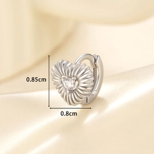 Boucle d'oreille cœur argenté avec texture rayée et gemme, dimensions 0,85cm par 0,8cm