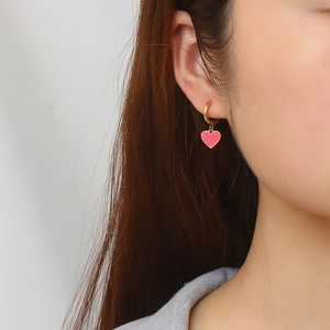 Boucles d'oreilles créoles coeur dorées avec pendentif en émail rose