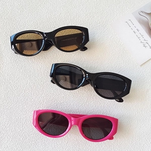 Oval leopard print sunglasses in black and pink for a stylish vintage aesthetic look