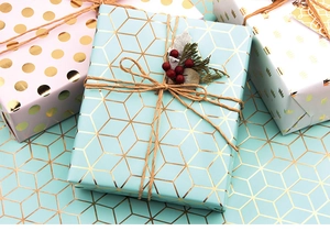 Carta regalo menta e rosa con motivi geometrici dorati e spago decorativo naturale
