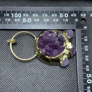 Makroansicht von natürlichem Amethyst-Anhänger mit Goldbeschichtung und Maßen im Detail