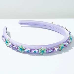 Nahaufnahme des lila Satin-Stirnbands mit Schneeflocken-Strass und lila Kristallen
