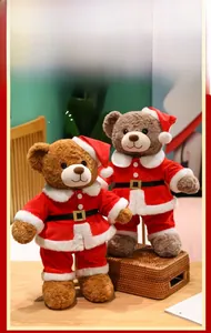 Detail der Plüschtextur von Teddybären in roten Weihnachtskostümen und Mützen