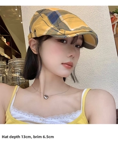 Détail de la casquette gavroche à carreaux jaunes montrant la profondeur 13cm et le bord 6,5cm