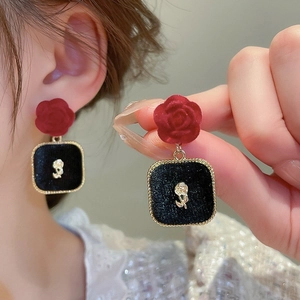 Vintage floral pearl earrings with red flocked roses and black square gold pendants