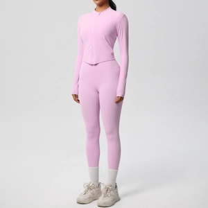 Vue complète détaillée d'un ensemble de yoga rose avec veste zippée et leggings serrés