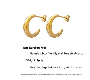 Details goldener C-förmiger Edelstahl-Ohrringe mit Zirkonia-Inlay und Maßangaben