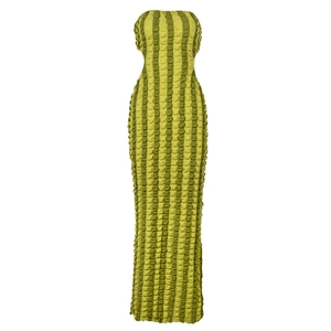 Detail van een rugloze maxi-jurk met geel-groene strepen en seersucker geplooide textuur