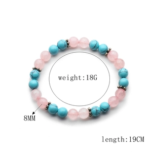 Dettaglio del braccialetto di perline da 8mm in turchese e agata rosa con distanziali