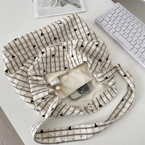 Dettaglio interno borsa tote in tela con chiusura magnetica e tasca con cerniera