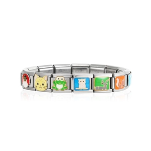 Dettaglio ravvicinato del bracciale modulare in acciaio inossidabile con ciondoli animali
