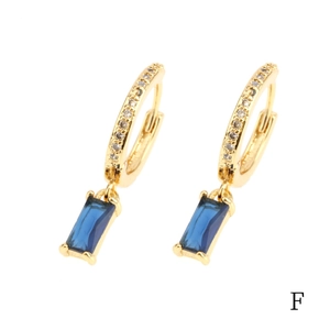 Dettaglio di orecchini a cerchio in oro 18K con pavé e ciondolo in zircone blu rettangolo