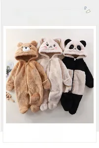 Barboteuses en peluche pour bébé en styles ours, lapin et panda posées à plat