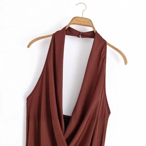 Vestido halter de satén marrón con escote en V profundo y cierre de botones posterior