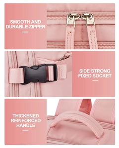 Detalle de la mochila de viaje rosa con cremallera suave, hebilla lateral y asa reforzada.