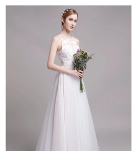 Détails de broderie florale en dentelle blanche et encolure ronde transparente de la robe