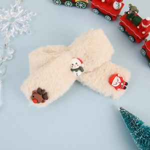 Detail von flauschigen Weihnachts-Haarspangen mit Weihnachtsmann und Schneemann-Motiven