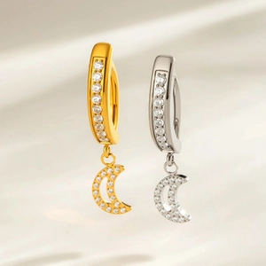 Bauchnabelpiercing aus G23 Titan mit hohlem Mondanhänger und Zirkonia-Besatz