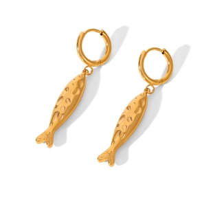 Détail des boucles d'oreilles pendantes poisson en acier doré sur fond blanc