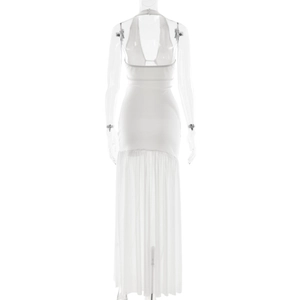 Détail de la robe licou blanche en mesh avec dos nu et taille cintrée élégante
