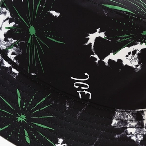 Gros plan détaillé d'un bob noir avec motifs d'étoiles vertes et broderie lettrage ICE