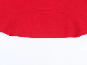 Dettaglio del bordo in maglia a coste rosse che mostra la texture e la cucitura