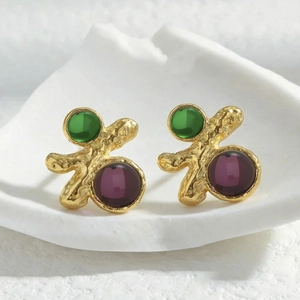 Boucles d'oreilles clous dorées en acier inoxydable avec pierres vertes et violettes