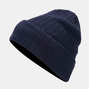 Vue détaillée de la texture en maille côtelée bleu foncé de ce bonnet d'hiver chaud