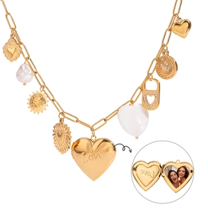 Collier médaillon vintage en acier inoxydable avec perles et gravure 'Love' sur fond blanc