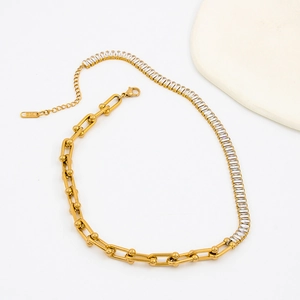 Golden horseshoe chain and square zircon necklace set with U-shaped link design