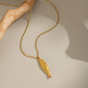 Collier minimaliste avec pendentif poisson koi doré sur une branche en bois naturel