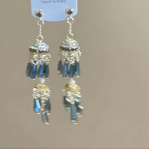 Elegante Goldene Ohrringe mit blauen Kristalltropfen und weißen Perlen im Quasten-Design