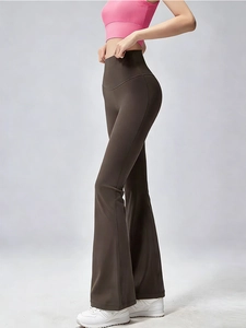 Detail van de bruine yoga flare broek met hoge taille en elastische afslankstof