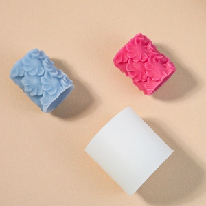 Detailansicht der Silikonform und fertige Kerzen mit 3D-Blumenmuster-Relief