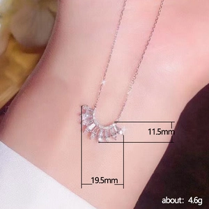 Collier pendentif éventail en argent avec zircons T-square, largeur 19,5 mm et hauteur 11,5 mm