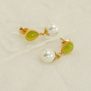 Élégantes boucles d'oreilles dorées avec pierres œil-de-chat vertes et grandes perles