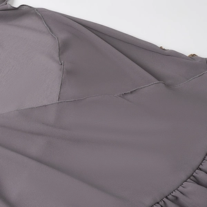Dettaglio della trama del tessuto chiffon grigio-viola e cuciture di qualità sull'abito