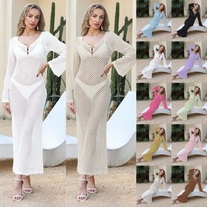 Collage de vestidos de playa de ganchillo multicolor con cuello en V y mangas acampanadas