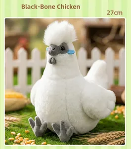 Dettaglio di peluche gallina moroseta bianca da 27cm con trama realistica in fattoria