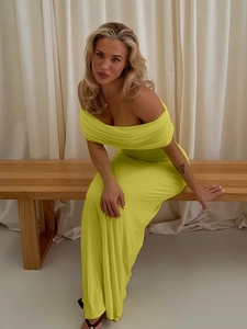 Robe longue bustier en maille vert fluo avec une coupe moulante et col bardot chic