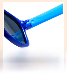 Gros plan sur la charnière robuste des lunettes de soleil bleues pour enfants pour plus de confort