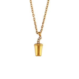 Nahaufnahme der goldenen Bechertasse-Halskette mit Zirkonia-Strohhalm und feiner Kette
