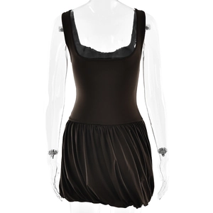 Détail d'une robe courte marron foncé avec bustier col en U et jupe boule plissée