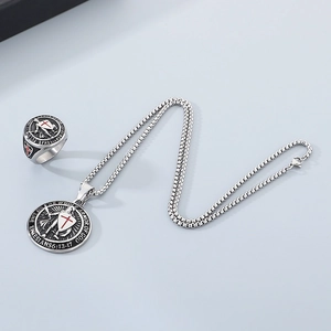Détail du pendentif et bague armure de Dieu en argent avec gravure de bouclier à croix rouge