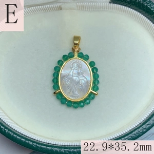 Détail du pendentif Vierge Marie en argent S925 avec nacre blanche et perles vertes facettées