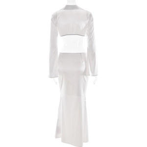 Vue détaillée du dos de l'ensemble deux pièces en satin blanc avec crop top et jupe longue