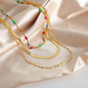 Collier à trois rangs en acier titane avec chaîne serpent et perles en émail