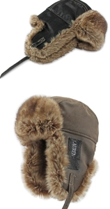Detail von warmen Wintermützen in Schwarz und Braun aus Leder mit dickem Kunstfellfutter